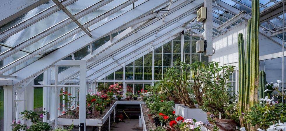 how to heat a greenhouse for free